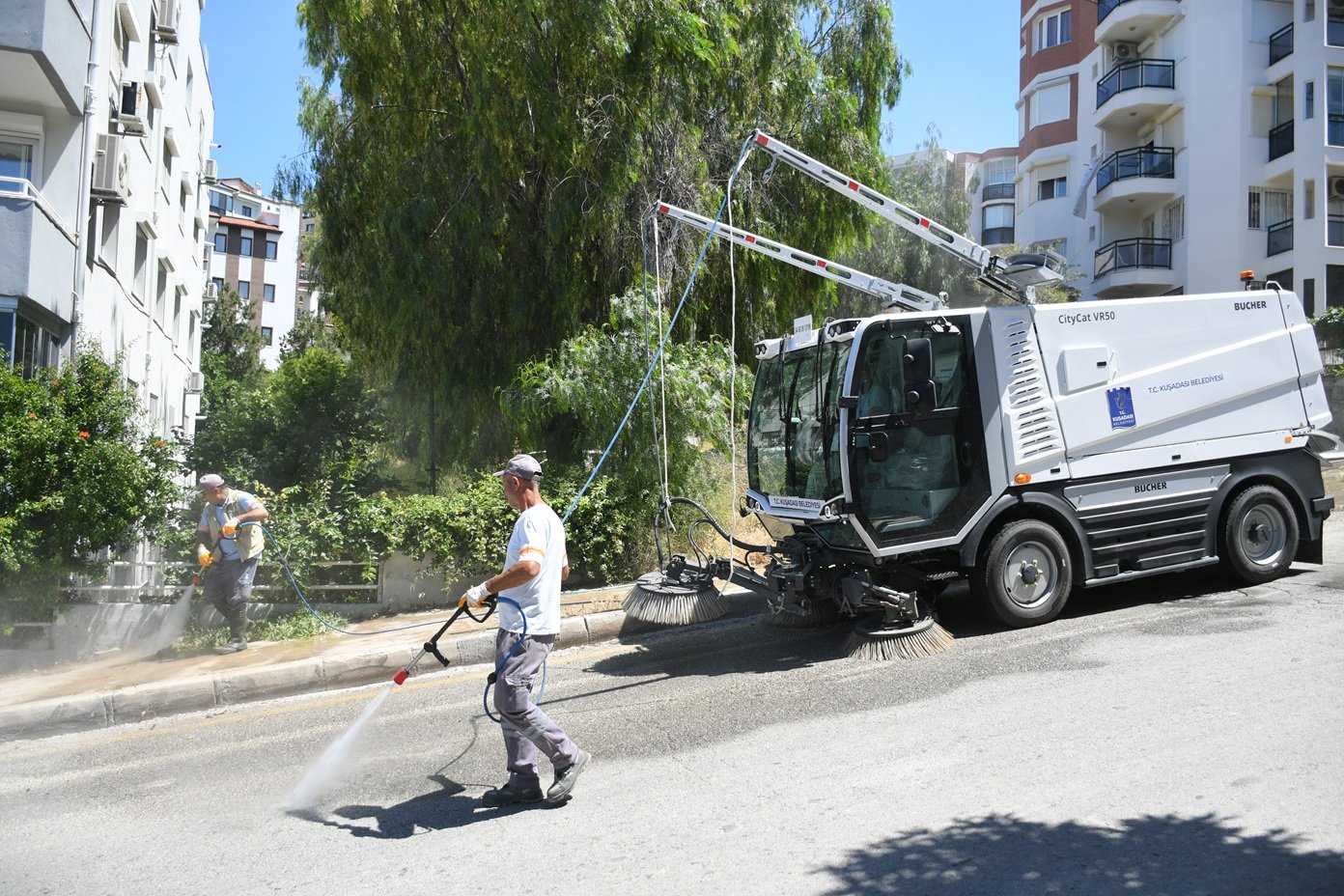 Kuşadası’nda Temizlikte Yeni Dönem: “Küçük Dev” Bucher Göreve Başladı