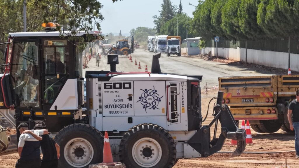 Aydın Büyükşehir Belediyesi Fen İşleri Dairesi Başkanlığı tarafından kent genelinde eş zamanlı olarak sürdürülen yol yapım ve yenileme çalışmaları devam ediyor.