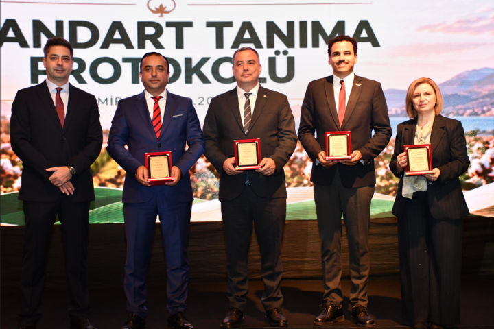 Türkiye’nin pamuk üretiminde sürdürülebilirlik ve izlenebilirlik kriterlerini güçlendirmeye yönelik önemli bir adım atıldı. İzmir’de düzenlenen Farm to Fashion International Summit – Türkiye Pamuk Zirvesi’nde, Ulusal Pamuk Konseyi (UPK) ile Better Cotton Initiative (BCI) arasında iş birliği protokolü imzalandı.